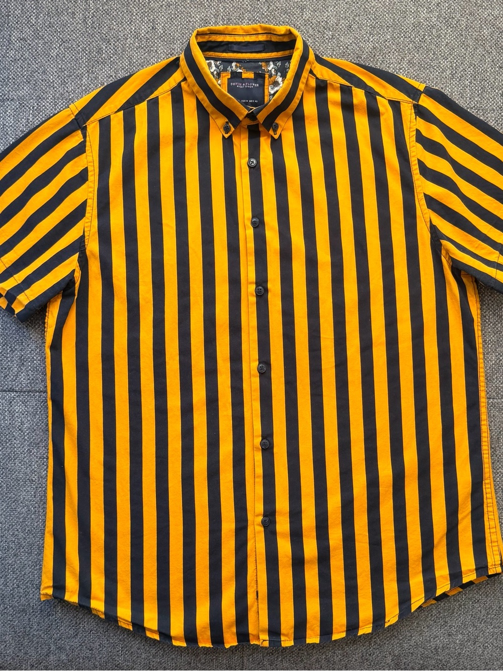Denim & Flower Men's Short-Sleeve Button-Down Shirt - Yellow & Black